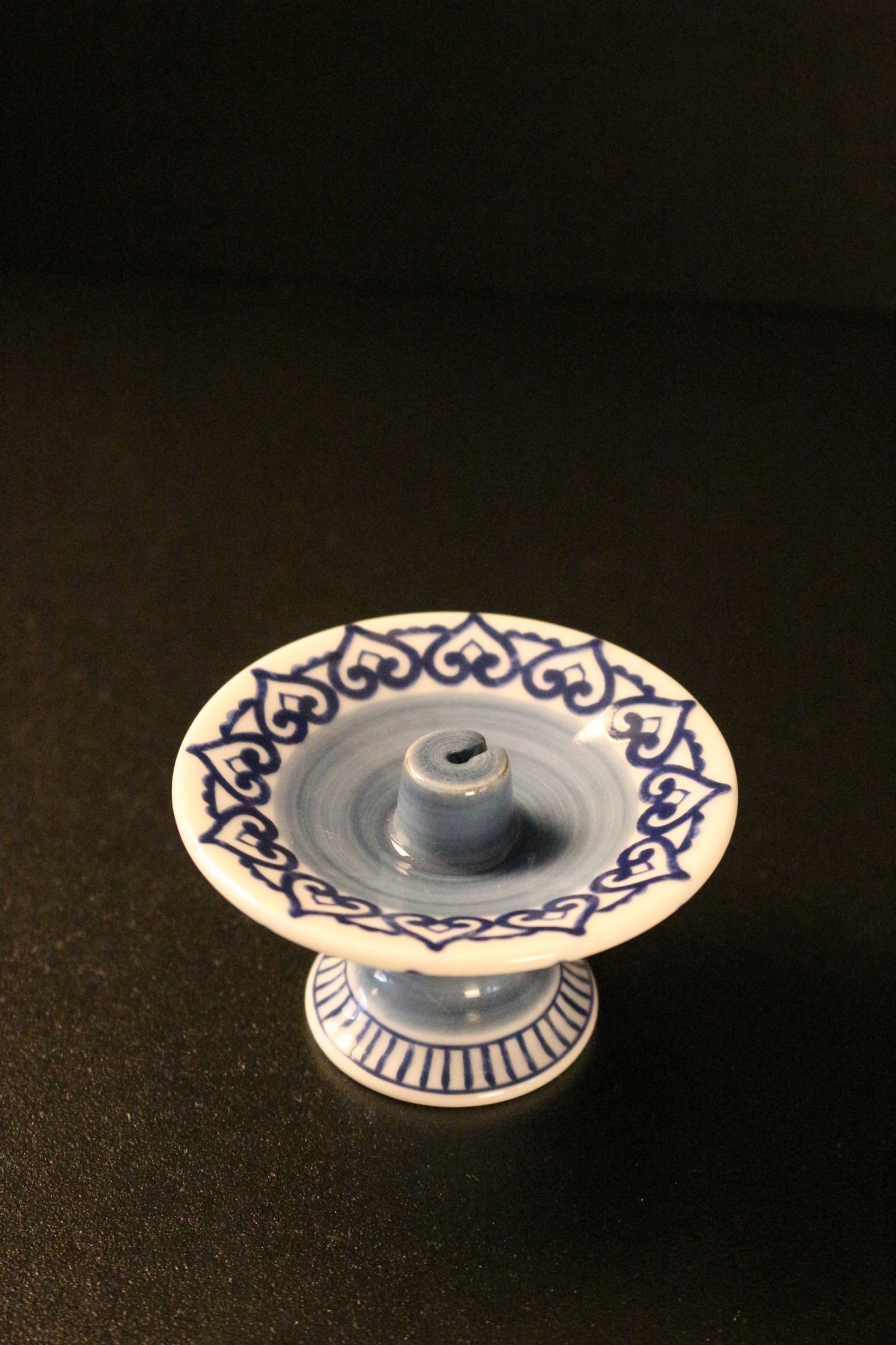 Arabesque round incense holder - Karakusa