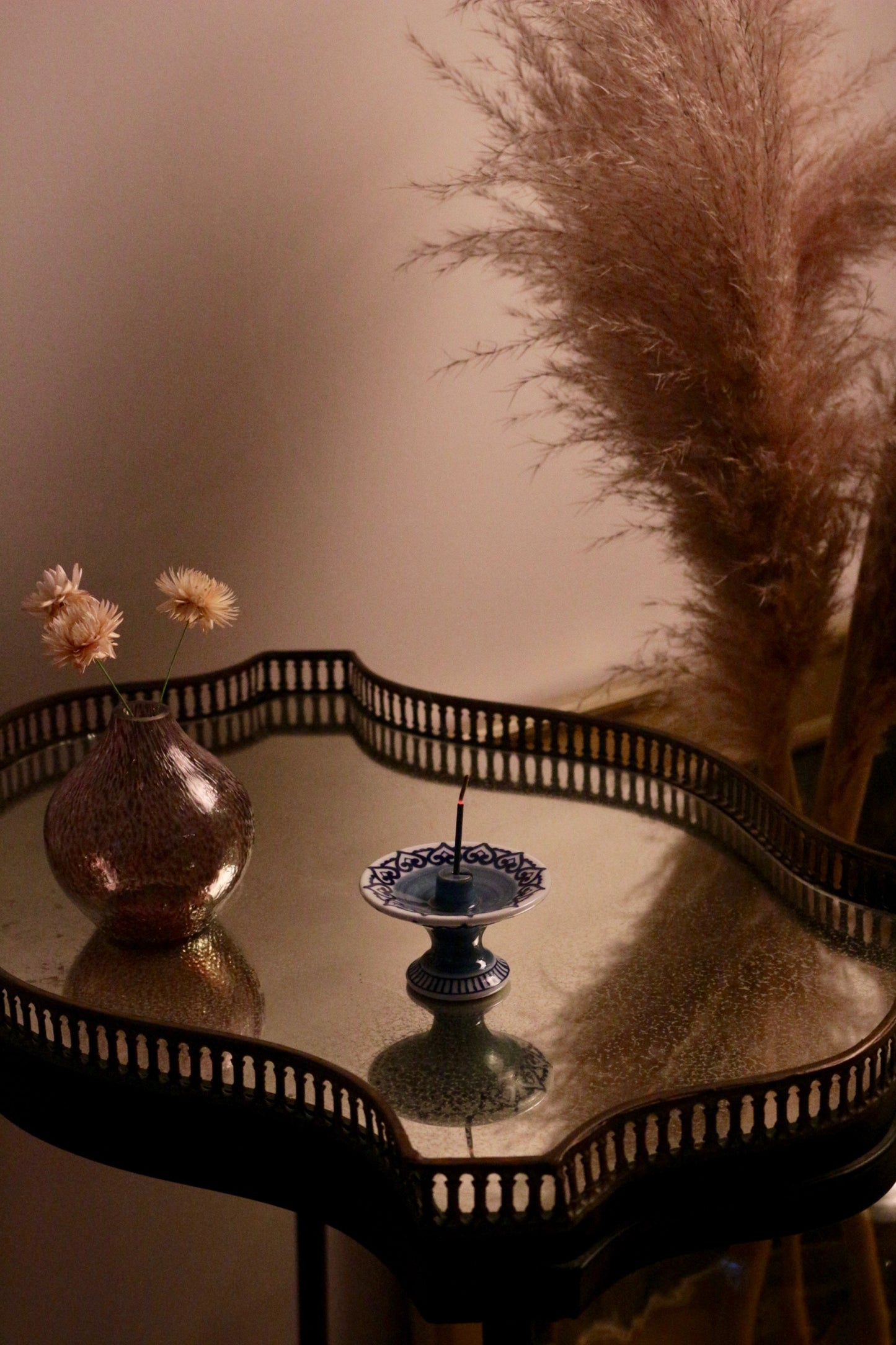 Arabesque round incense holder - Karakusa